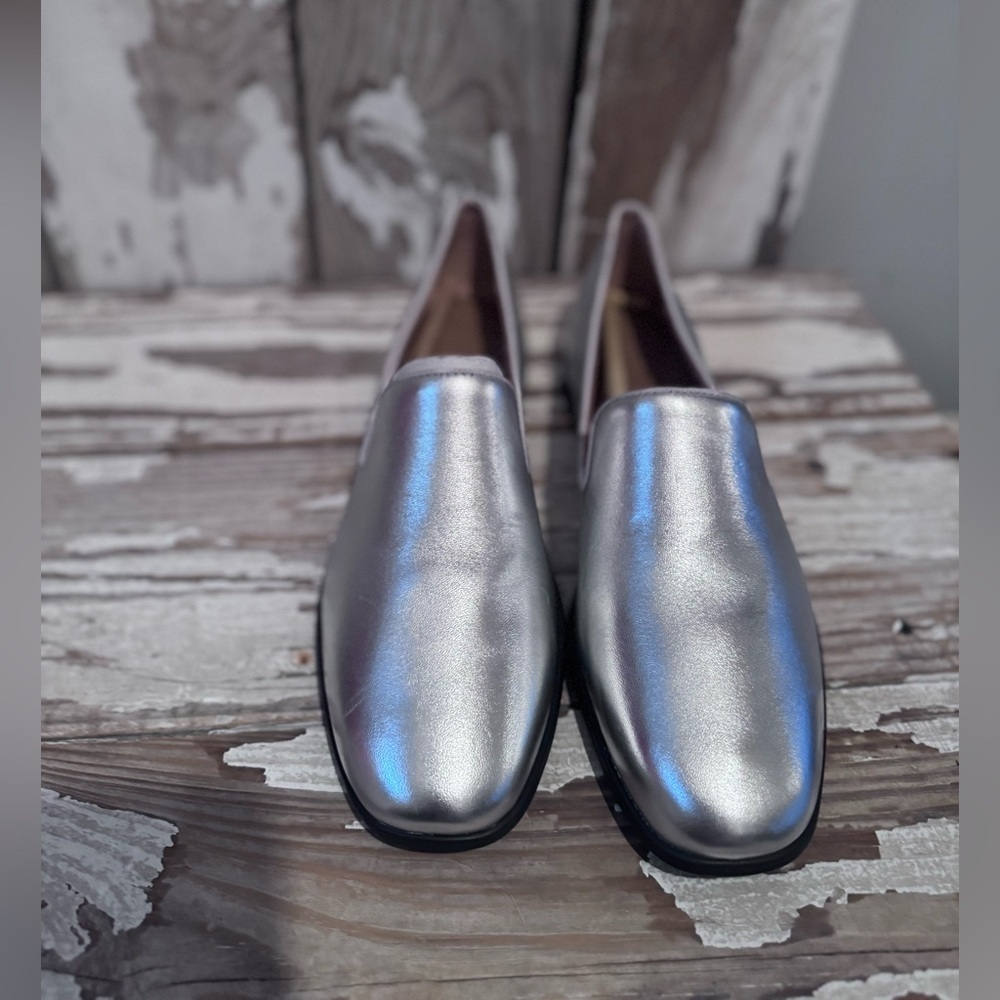 Naturalizer Women’s Effortless Slip-on Loafer Flat Silver Leather Size 10 M NEW - Picture 2 of 5